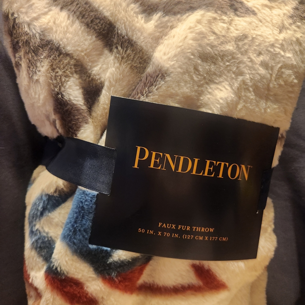 Pendelton White Shores Faux Fur Throw- Ivory